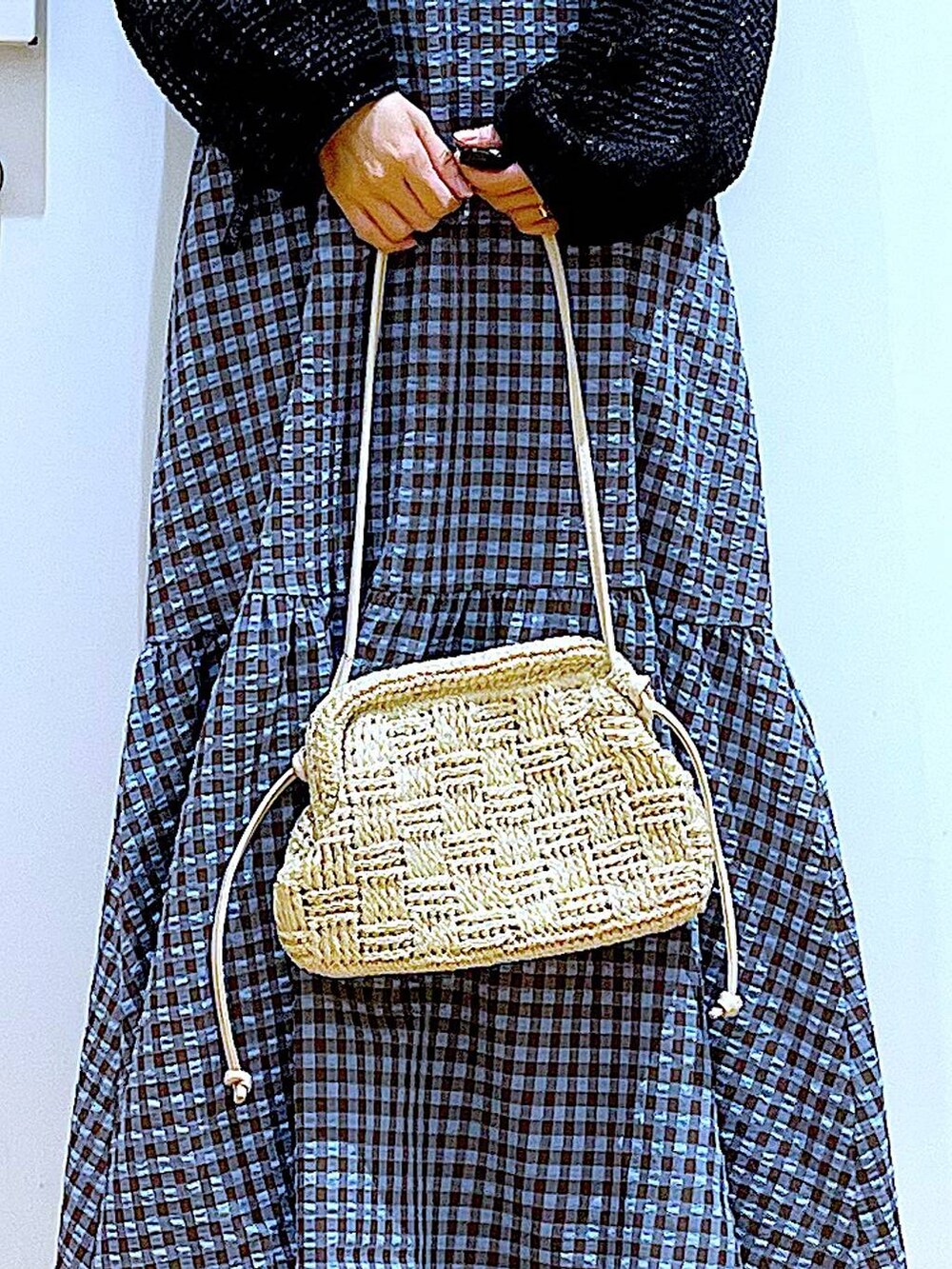 ブルー系のワンピース、ブラック系のカーディガン/ボレロ、その他のパンプスを着用したレディースの春コーディネートの9枚目の写真