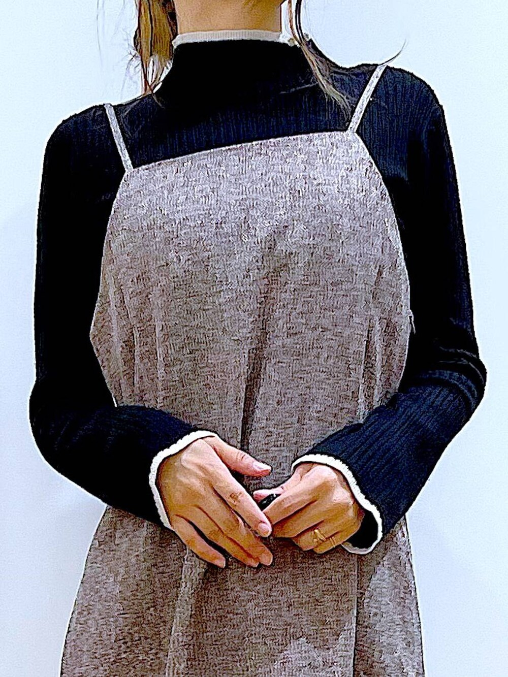 ブラック系のニット/セーター、ブラウン系のブーツ、ベージュ系のショルダーバッグを着用したレディースの冬コーディネートの7枚目の写真