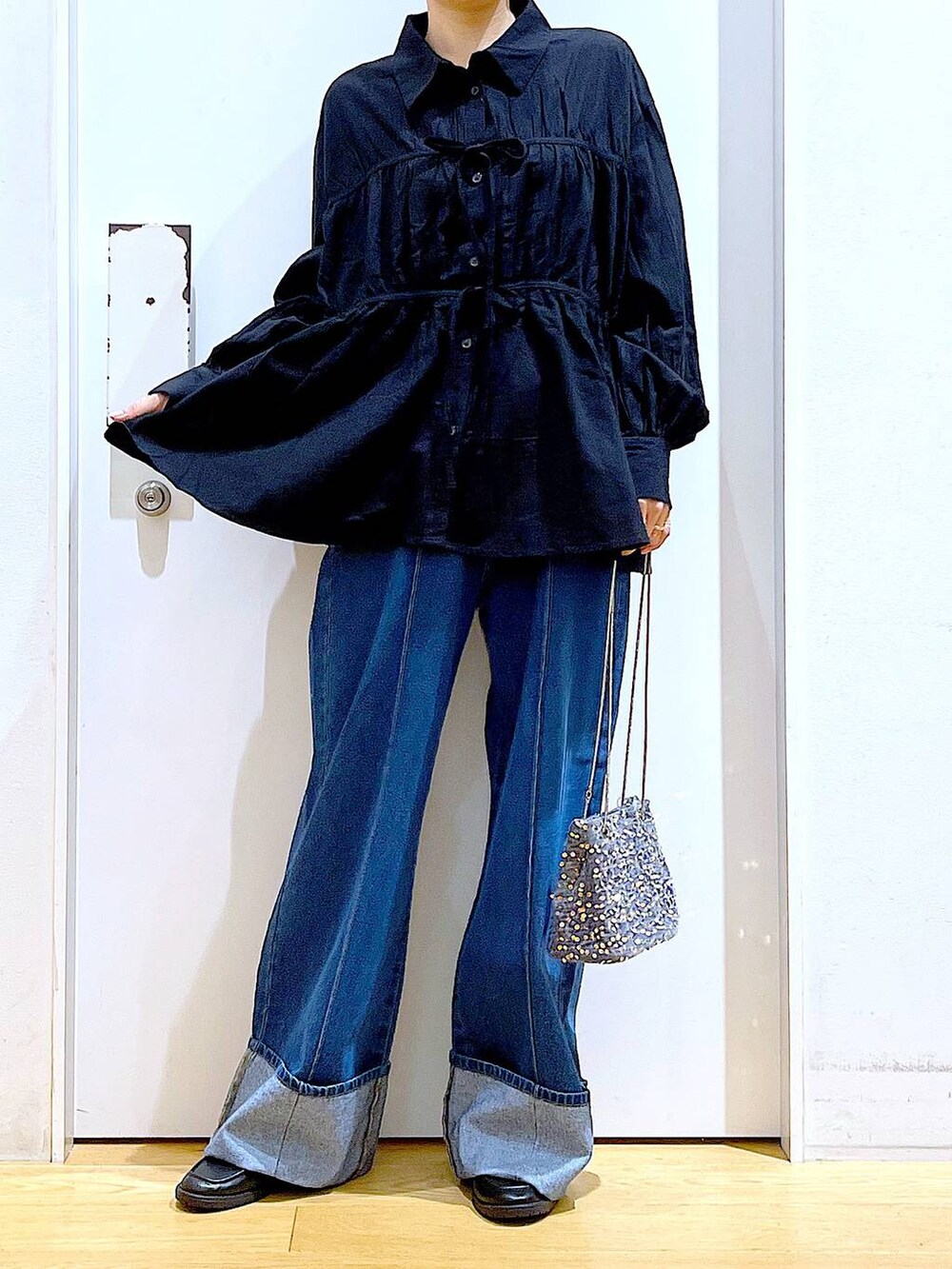 グレー系のショルダーバッグ、ブラック系のローファー、ブラック系のシャツ/ブラウスを着用したレディースの秋コーディネートの6枚目の写真