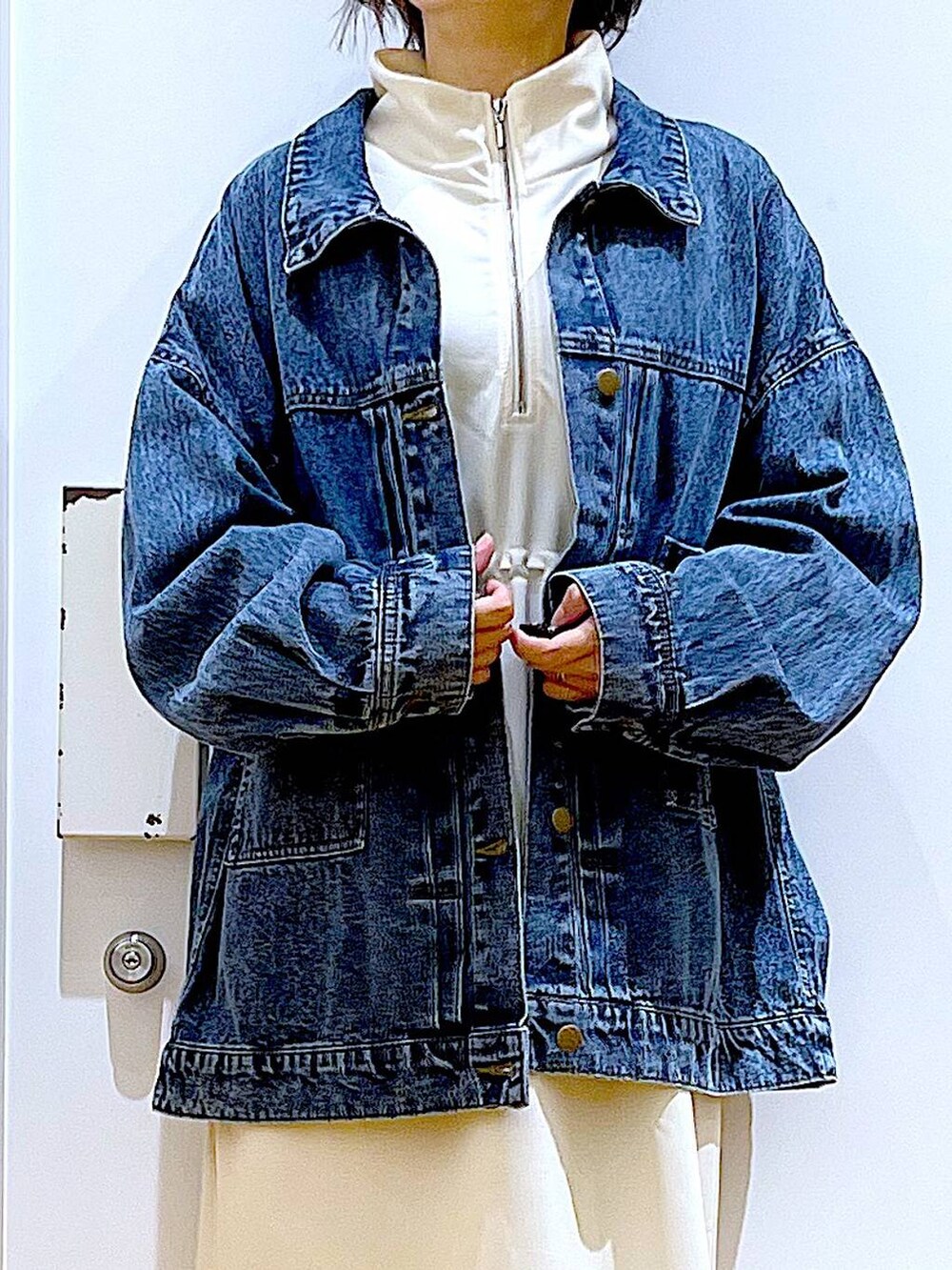 グレー系のショルダーバッグ、ベージュ系のワンピース、ベージュ系のスリッポンを着用したレディースの秋コーディネートの8枚目の写真