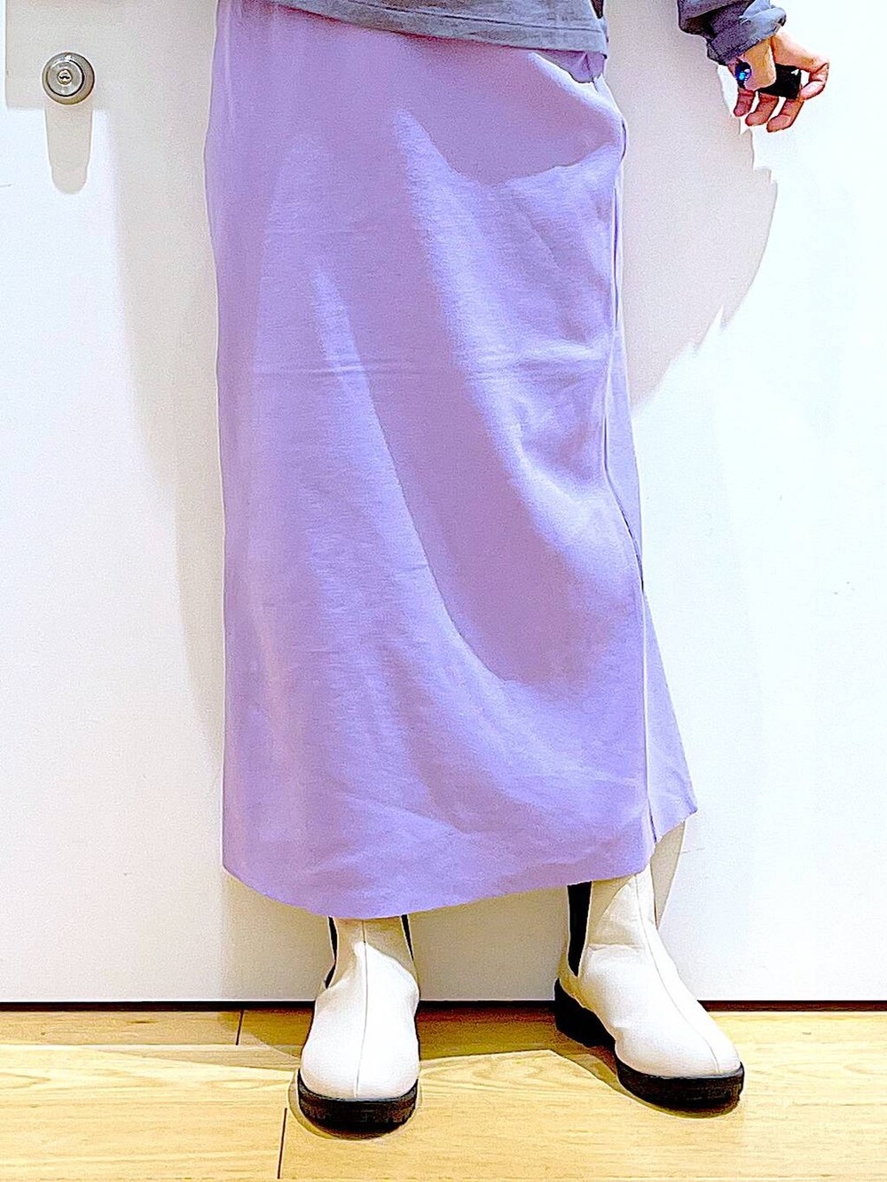 グレー系のTシャツ/カットソー、ベージュ系のその他トップス、ホワイト系のショルダーバッグを着用したレディースの冬コーディネートの8枚目の写真