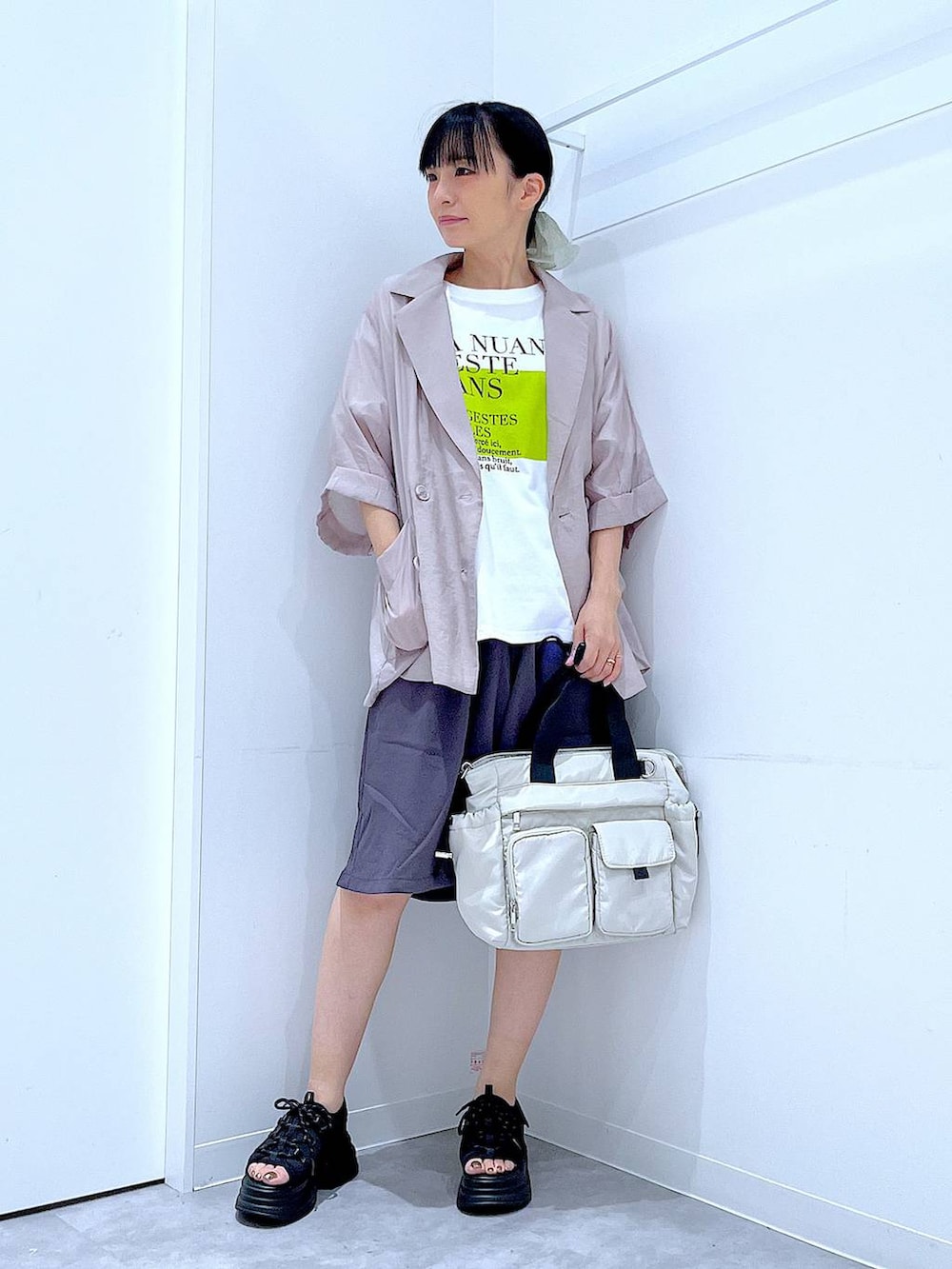 ホワイト系のTシャツ/カットソー、ホワイト系のトートバッグ、ブラック系のサンダルを着用したレディースの夏コーディネートの2枚目の写真