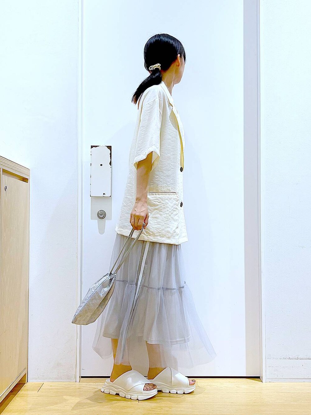 ホワイト系のサンダル、グレー系のショルダーバッグ、ホワイト系のニット/セーターを着用したレディースの夏コーディネートの4枚目の写真