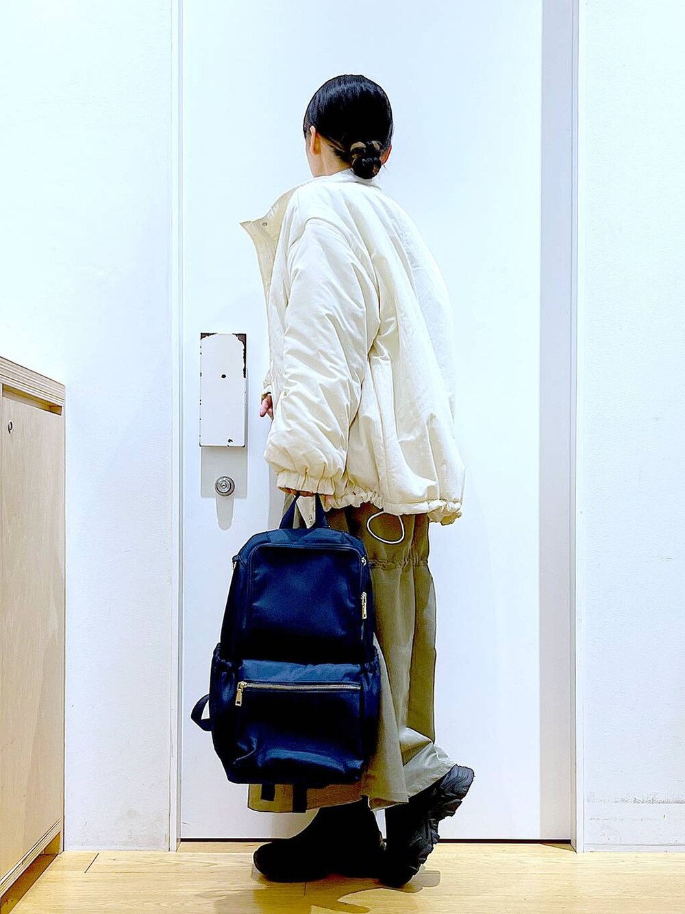 ブルー系のバックパック/リュック、ブラック系のブーツ、グレー系のスウェットを着用したレディースの冬コーディネートの3枚目の写真