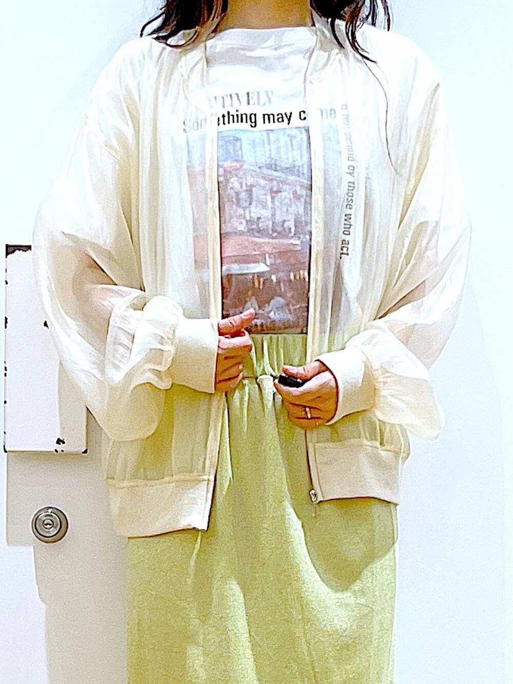 グリーン系のスカート、シルバー系のサンダル、シルバー系のトートバッグを着用したレディースの夏コーディネートの7枚目の写真