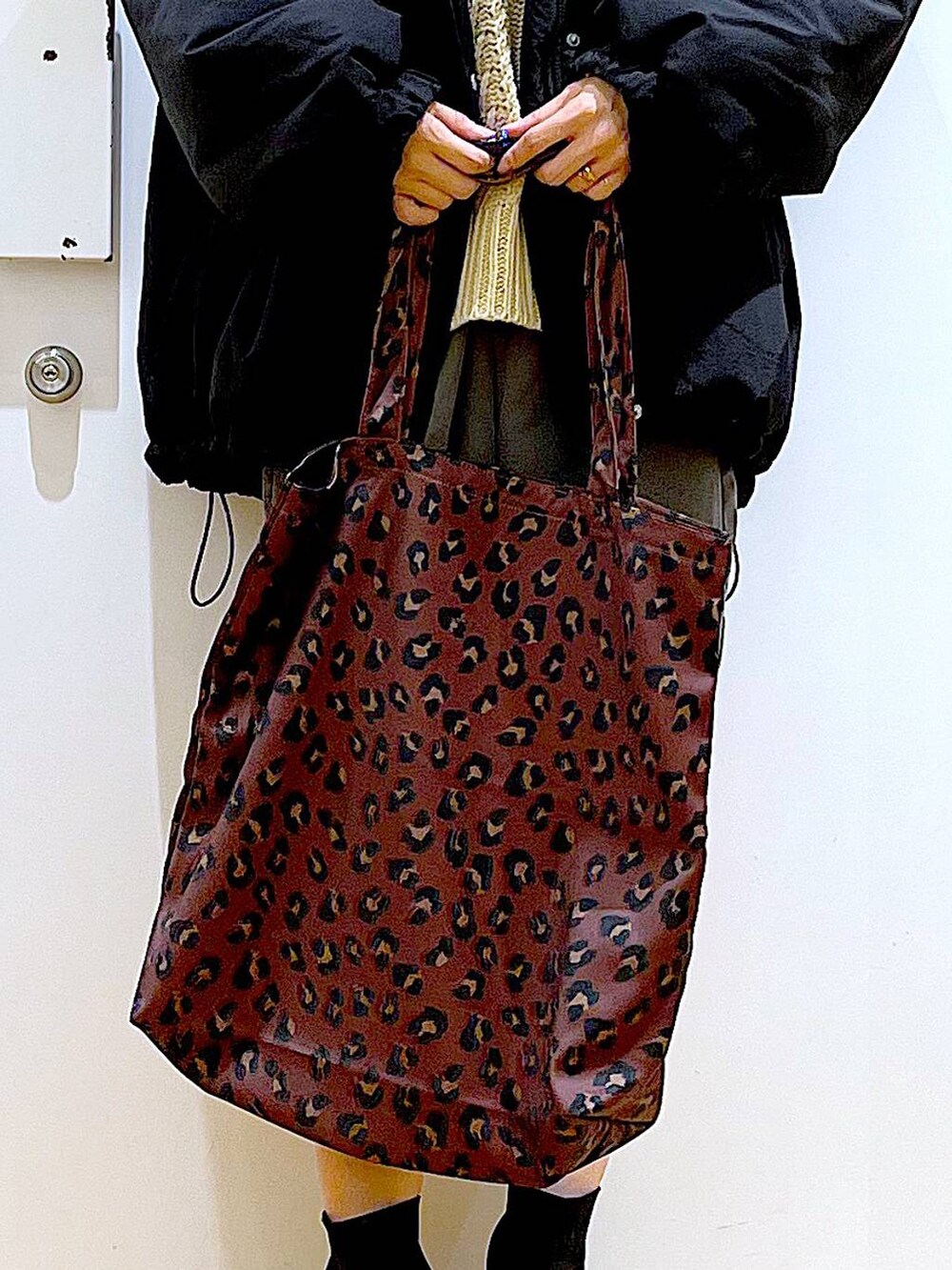 ブラック系のブーツ、その他のトートバッグ、グレー系のその他パンツを着用したレディースの冬コーディネートの9枚目の写真