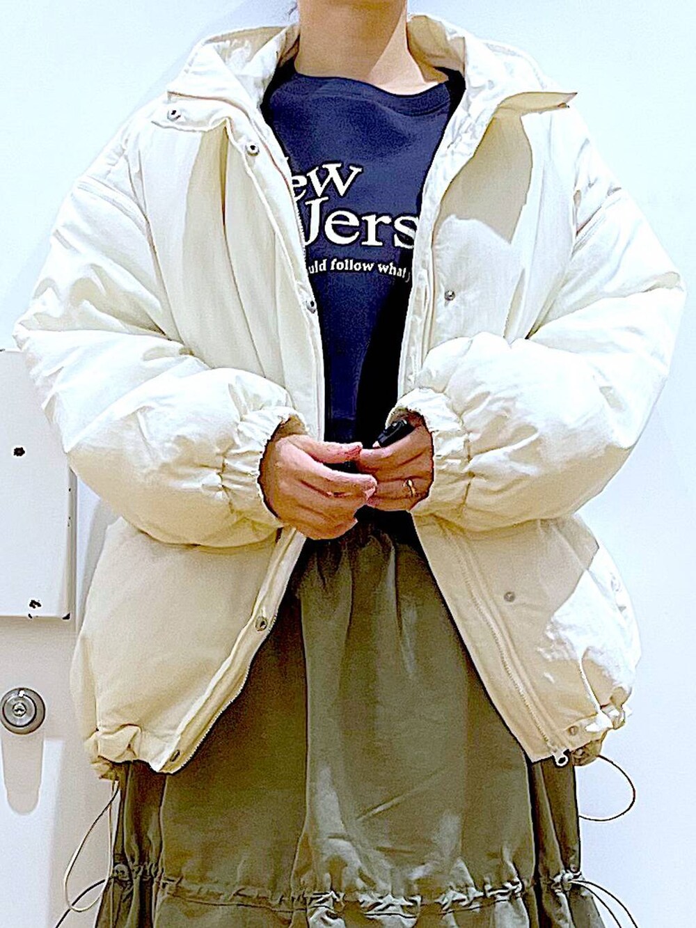 ブルー系のバックパック/リュック、ブラック系のブーツ、グレー系のスウェットを着用したレディースの冬コーディネートの7枚目の写真