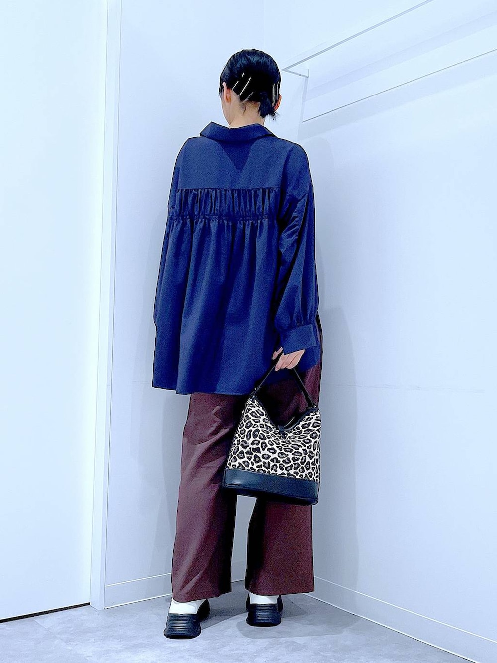 ブラウン系のその他パンツ、ホワイト系のローファー、その他のショルダーバッグを着用したレディースの秋コーディネートの5枚目の写真