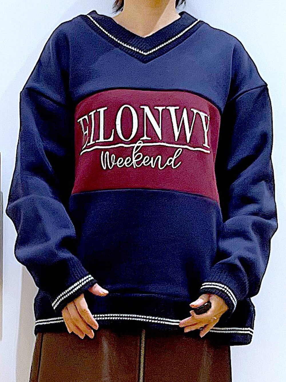 ブラウン系のスカート、ブラック系のブーツ、シルバー系のショルダーバッグを着用したレディースの冬コーディネートの7枚目の写真