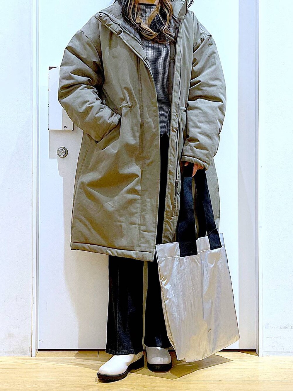 「リラックス、若見え、ゆったり、休日コーデ、骨格ウェーブ、LAKOLE、アウター、デニムパンツ、コート、ニット、トートバッグ、ブーツ、冬コーデ、カジュアル、ベーシック/シンプル」｜「LAKOLEのフレアデニム / 102226（デニムパンツ、グレー系）」を使った、あおき@LAKOLE海老名さん（レディース・156cm）の冬コーディネートの6枚目の写真