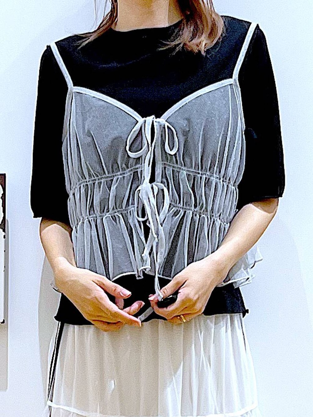 シルバー系のショルダーバッグ、ホワイト系のサンダル、ホワイト系のキャミソールを着用したレディースの夏コーディネートの7枚目の写真