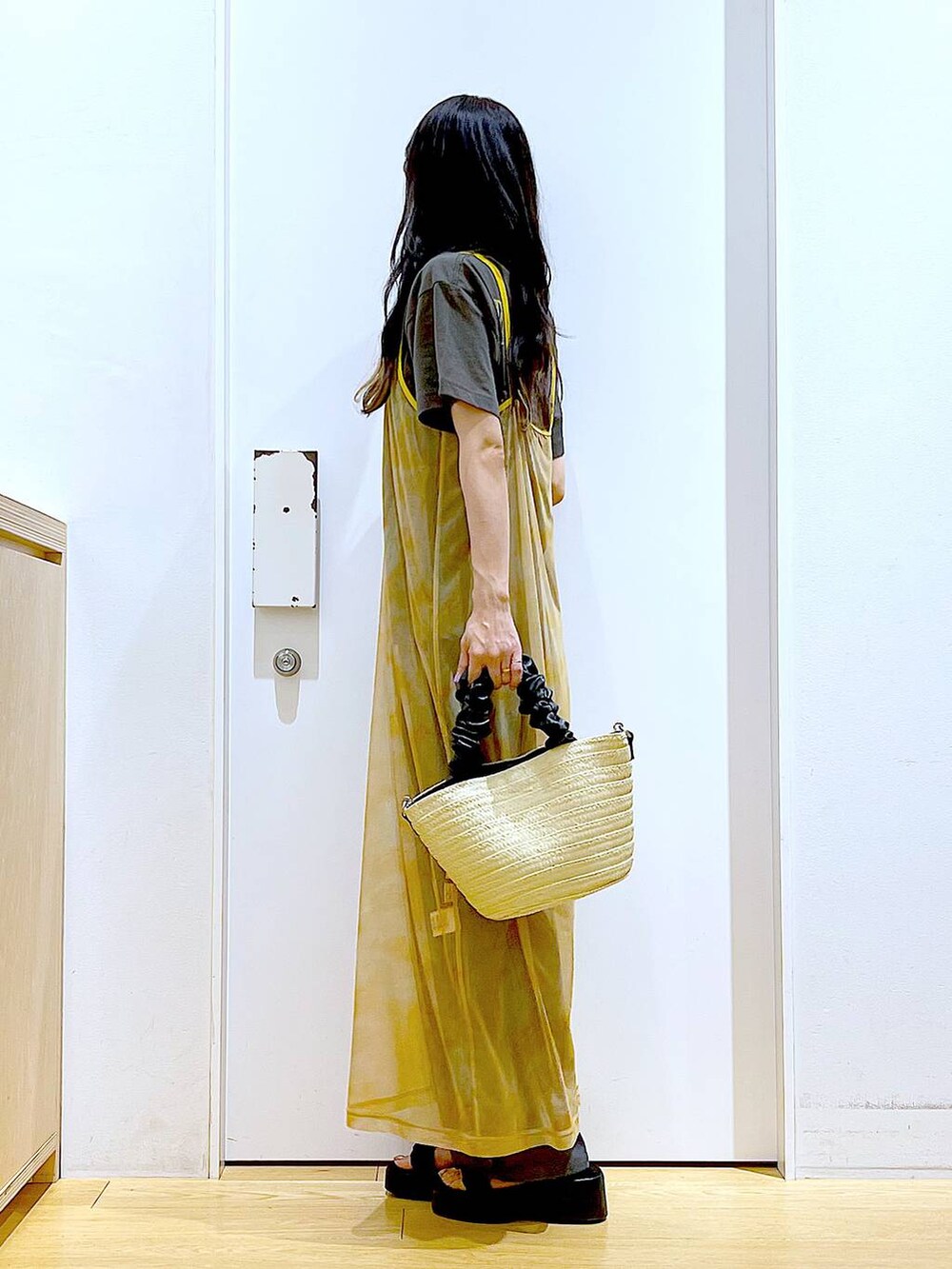 グレー系のその他パンツ、ホワイト系のショルダーバッグ、オレンジ系のワンピースを着用したレディースの夏コーディネートの3枚目の写真