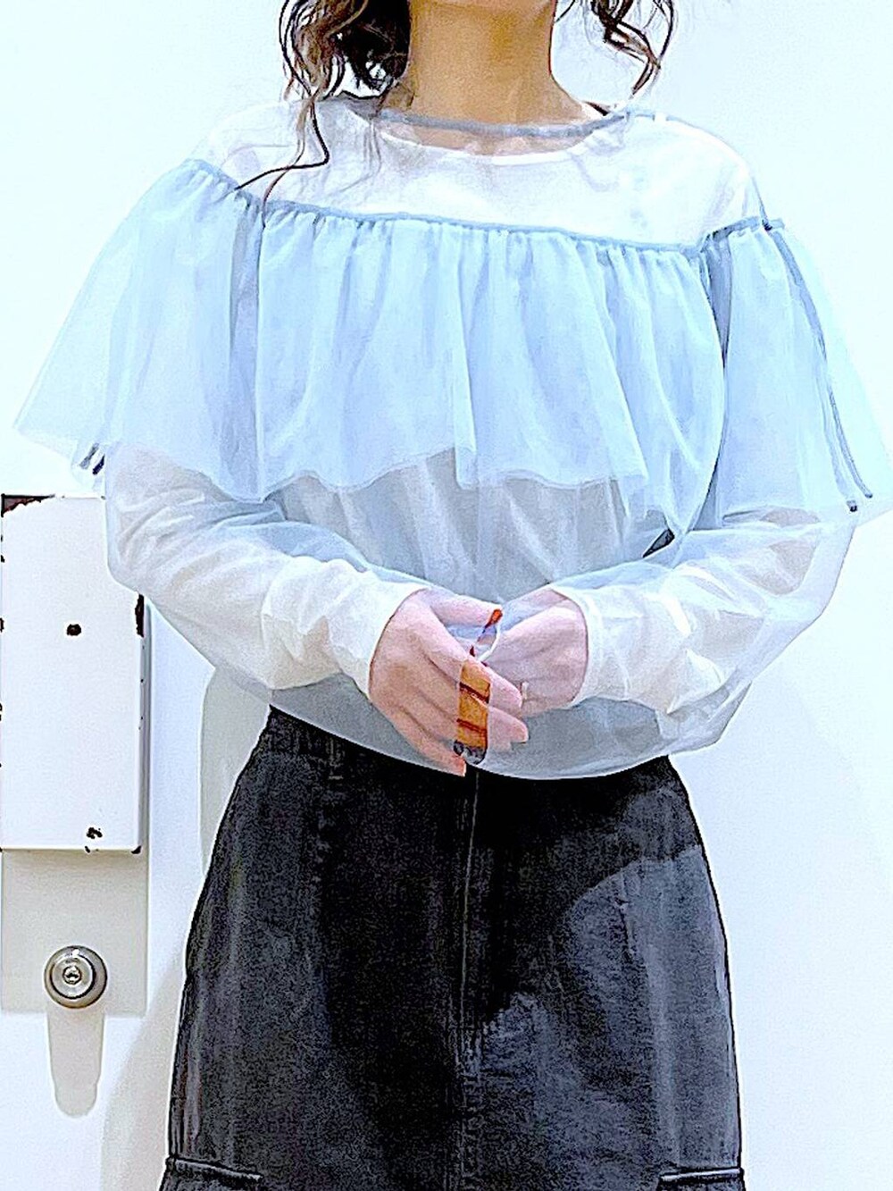 グレー系のデニムスカート、ブラック系のスニーカー、ブルー系のその他トップスを着用したレディースの春コーディネートの7枚目の写真