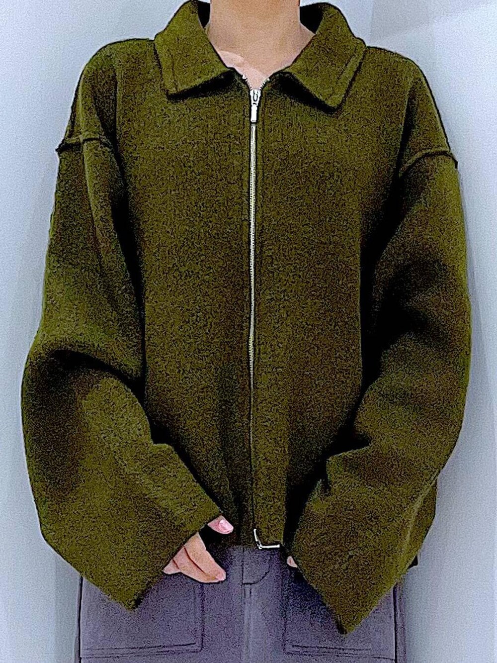 グリーン系のブルゾン、ブラック系のブーツ、ブラック系のショルダーバッグを着用したレディースの秋コーディネートの7枚目の写真