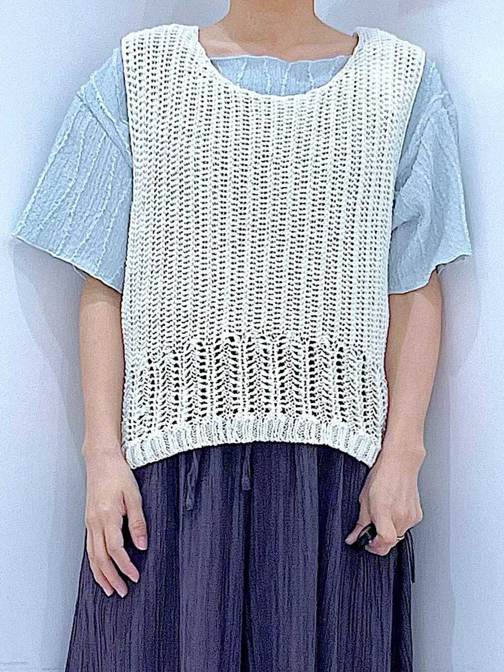 ホワイト系のショルダーバッグ、ブラック系のスニーカー、ブルー系のTシャツ/カットソーを着用したレディースの春コーディネートの7枚目の写真