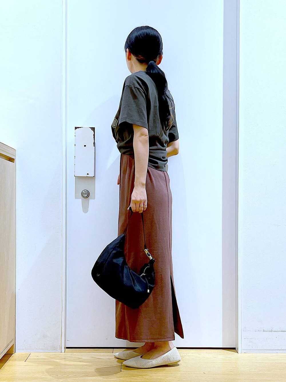 レッド系のワンピース、ブラック系のショルダーバッグ、ホワイト系のパンプスを着用したレディースの春コーディネートの3枚目の写真