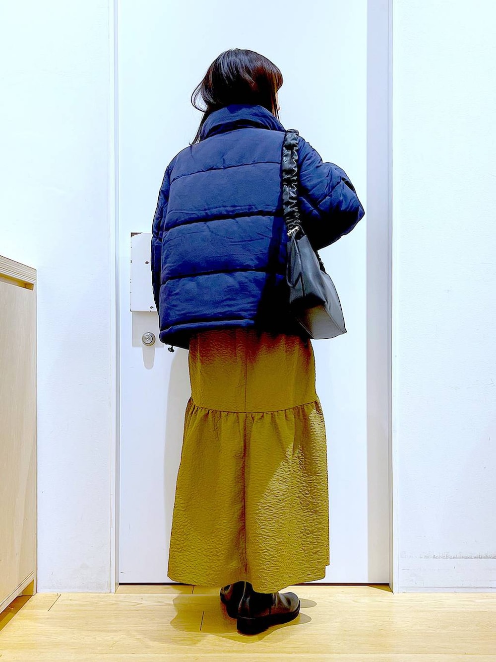 「リラックス、若見え、ゆったり、休日コーデ、骨格ウェーブ、LAKOLE、アウター、冬コーデ、ニット、スカート、カジュアル、楽ちんコーデ、ショルダーバッグ、ブーツ、旅行」｜「LAKOLEのギャザー2WAYショルダーバッグ / 962999（ショルダーバッグ、ブラック系）」を使った、あおき@LAKOLE海老名さん（レディース・156cm）の冬コーディネートの4枚目の写真