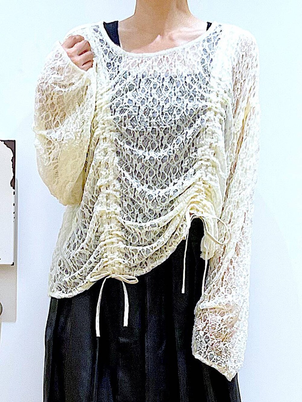 ブラック系のショルダーバッグ、ブラック系のローファー、ベージュ系のTシャツ/カットソーを着用したレディースの秋コーディネートの7枚目の写真