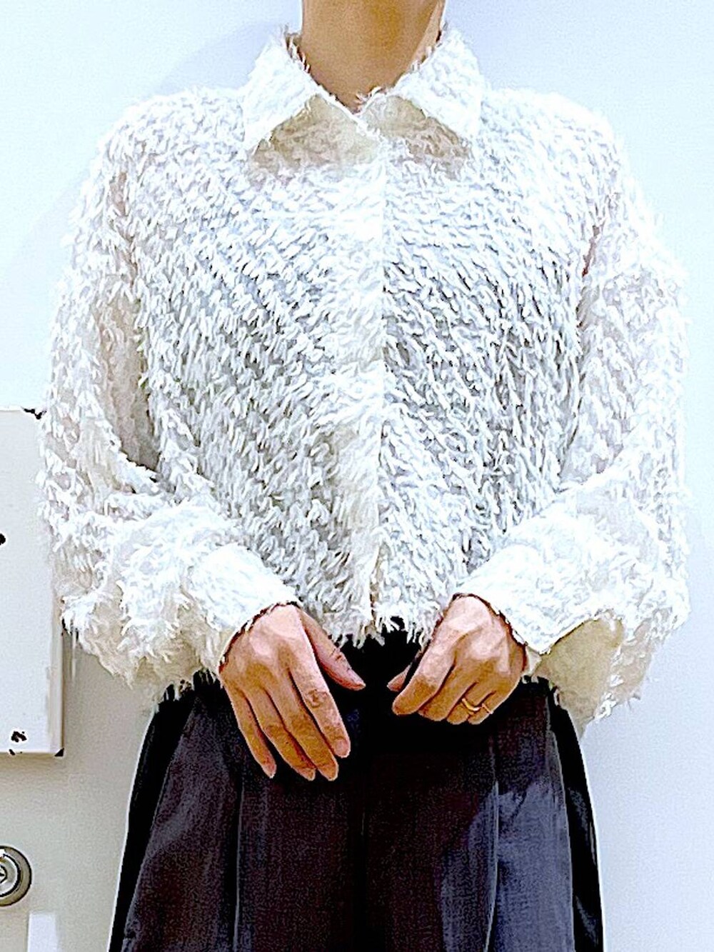 シルバー系のショルダーバッグ、グレー系のその他パンツ、その他のパンプスを着用したレディースの春コーディネートの7枚目の写真