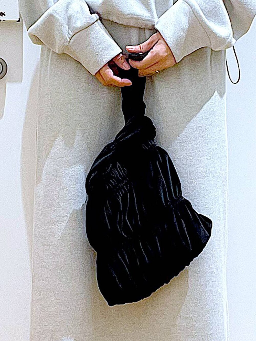 ブラック系のブーツ、ブラック系のショルダーバッグ、ベージュ系のスウェットを着用したレディースの冬コーディネートの9枚目の写真