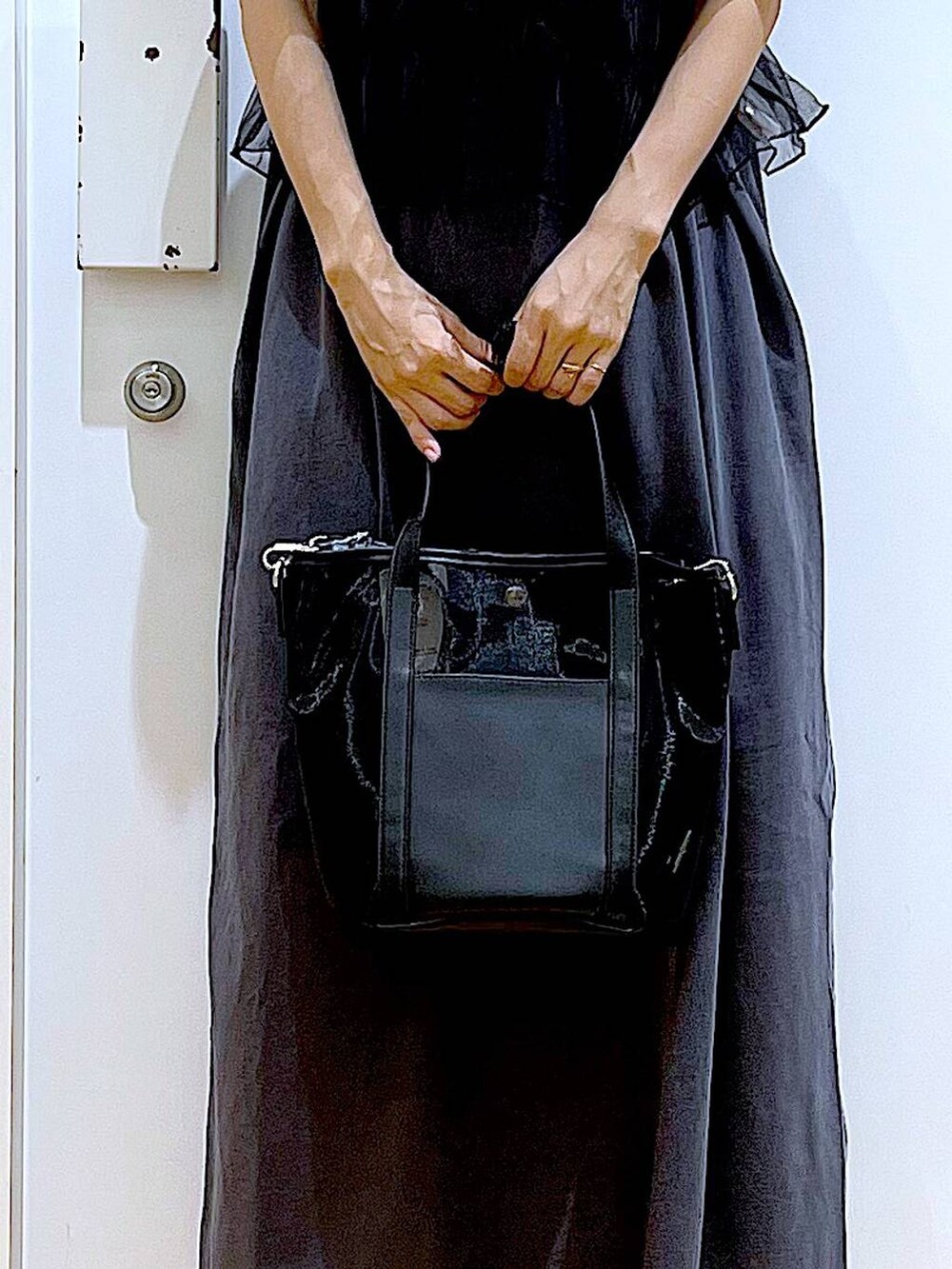 ブラック系のキャミソール、グレー系のその他パンツ、ブラック系のトートバッグを着用したレディースの夏コーディネートの9枚目の写真