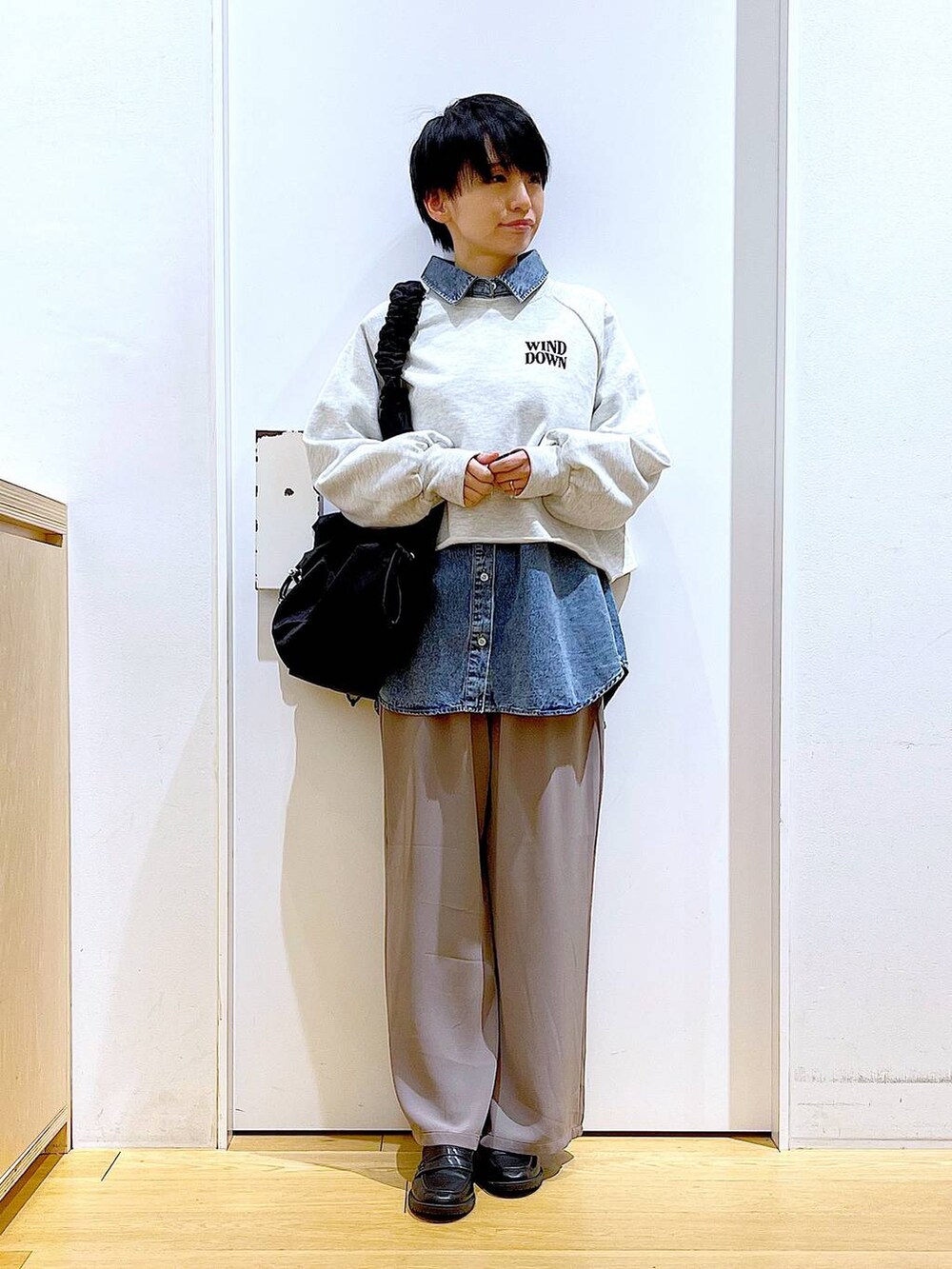 ブラック系のローファー、ブルー系のシャツ/ブラウス、ブラウン系のその他パンツを着用したレディースの春コーディネートの2枚目の写真