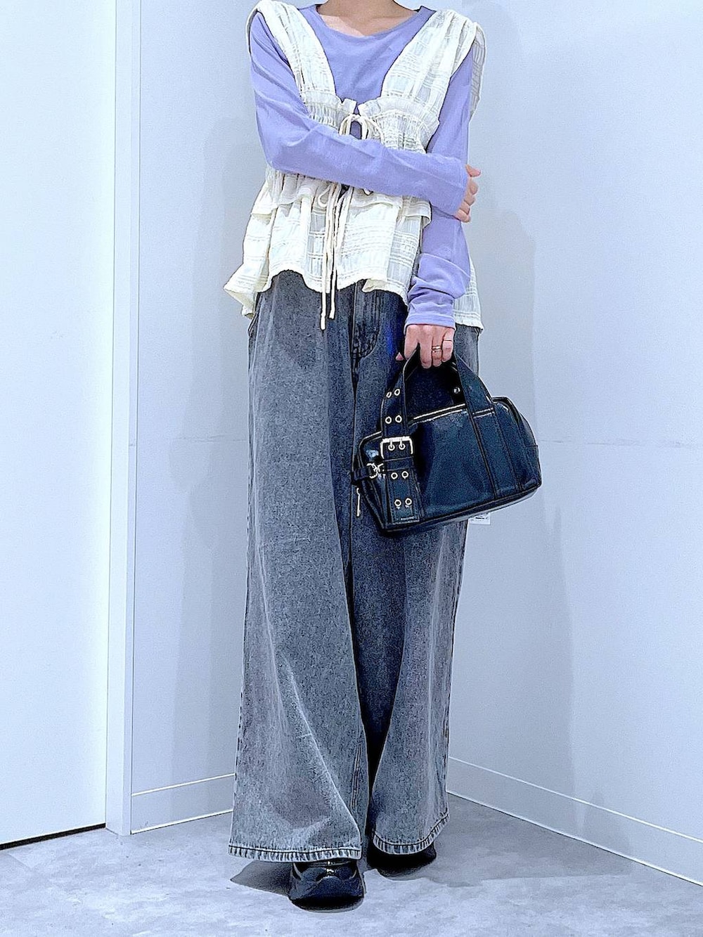 パープル系のTシャツ/カットソー、ブラック系のローファー、ブラック系のショルダーバッグを着用したレディースの秋コーディネートの6枚目の写真