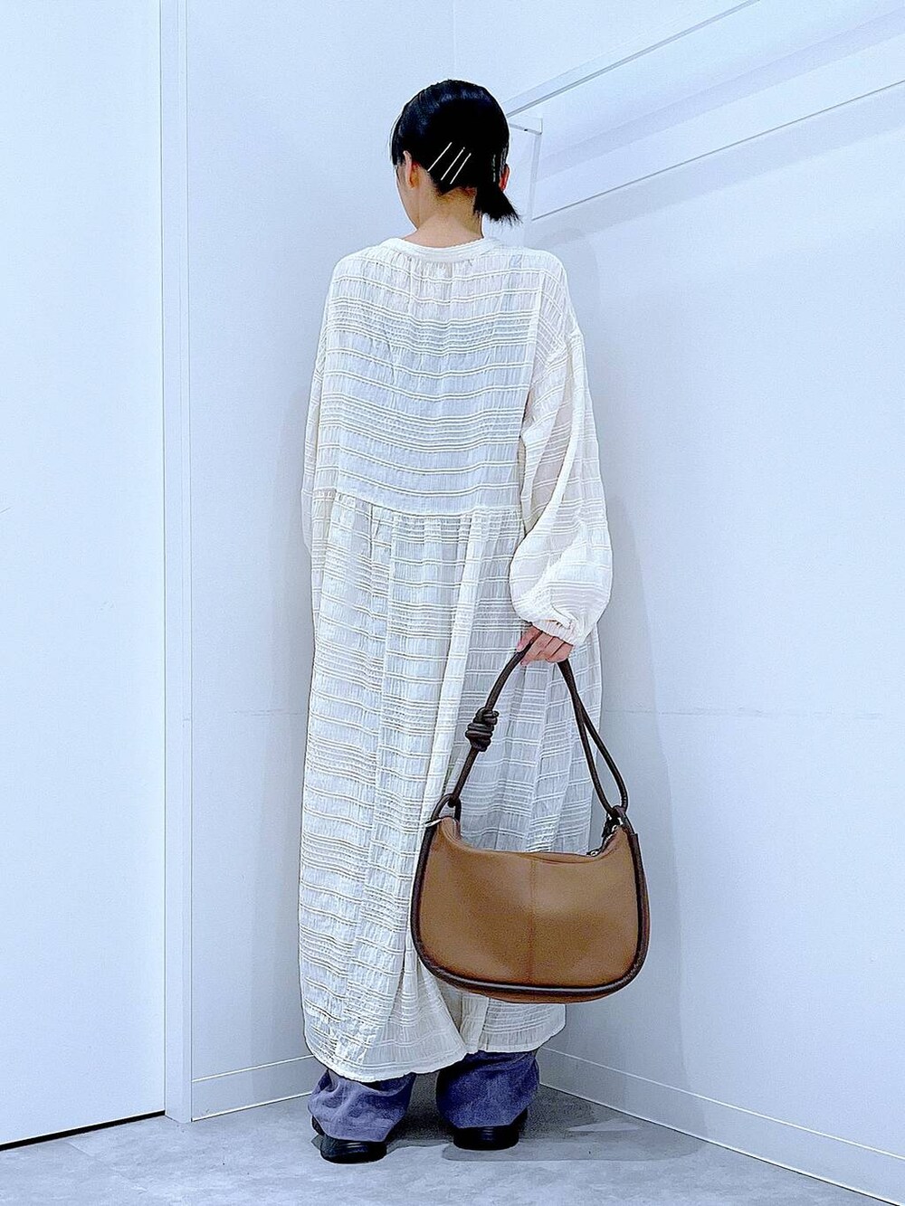 ブラック系のローファー、ブラウン系のショルダーバッグ、ベージュ系のワンピースを着用したレディースの秋コーディネートの5枚目の写真