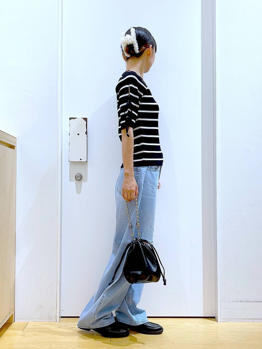 ブラック系のショルダーバッグ、ブラック系のローファー、ブラック系のニット/セーターを着用したレディースの秋コーディネートの4枚目の写真