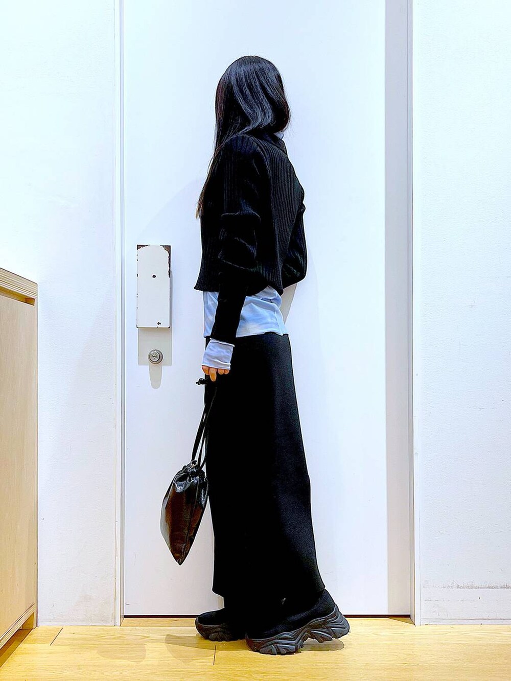 ブラック系のカーディガン/ボレロ、ブルー系のその他トップス、ブラック系のブーツを着用したレディースの冬コーディネートの3枚目の写真