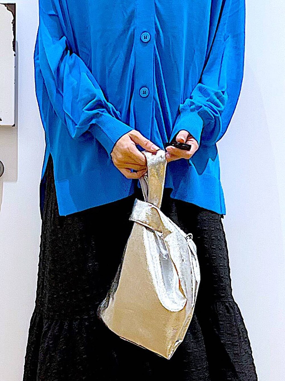 シルバー系のショルダーバッグ、ブラック系のワンピース、ブラック系のパンプスを着用したレディースの春コーディネートの9枚目の写真