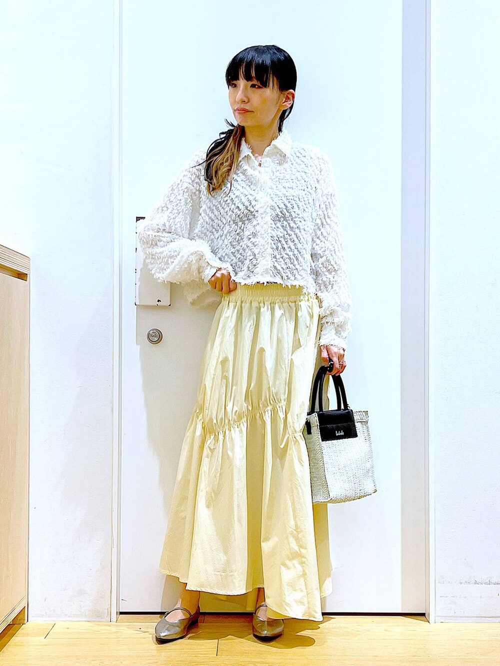 ホワイト系のシャツ/ブラウス、イエロー系のスカート、その他のパンプスを着用したレディースの春コーディネートの2枚目の写真