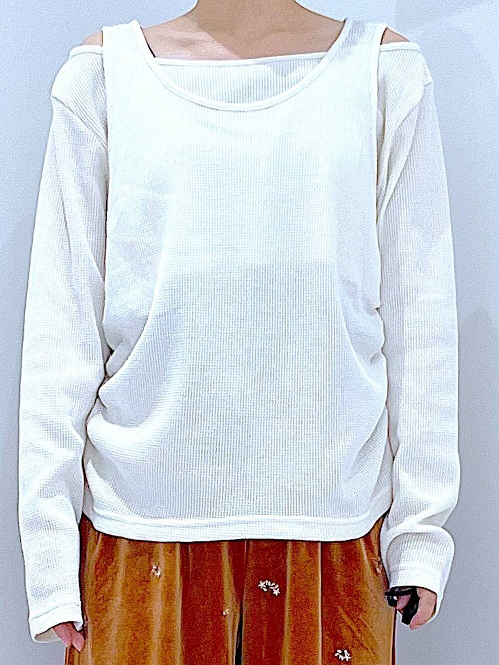 シルバー系のショルダーバッグ、ブラック系のローファー、ベージュ系のTシャツ/カットソーを着用したレディースの秋コーディネートの7枚目の写真