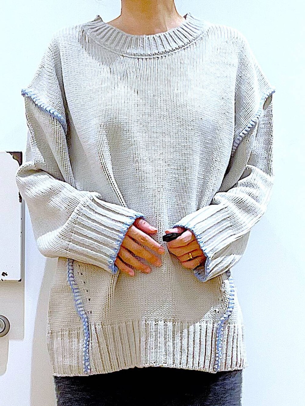 グレー系のトートバッグ、ベージュ系のブーツ、グレー系のスカートを着用したレディースの冬コーディネートの7枚目の写真