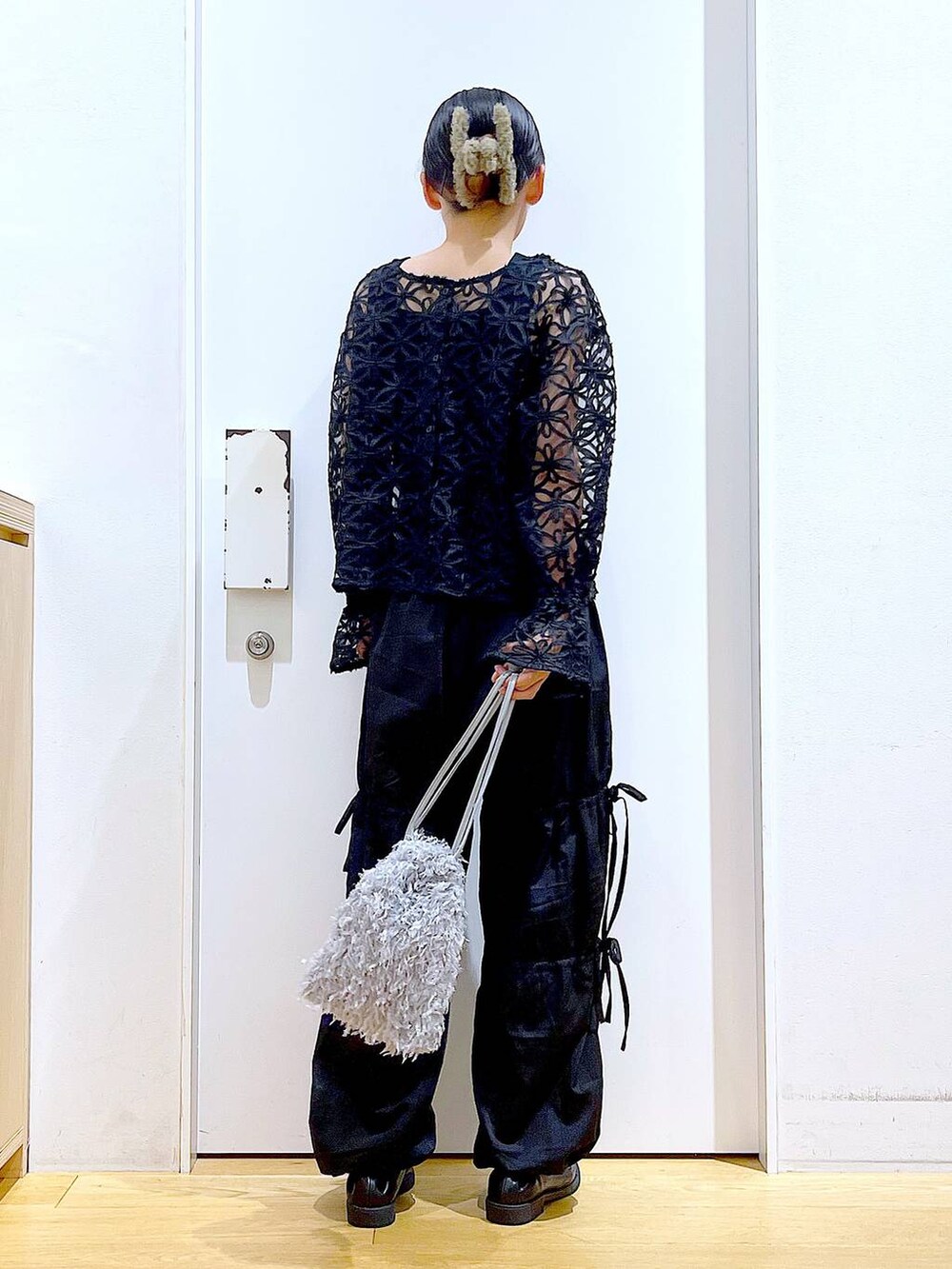 グレー系のショルダーバッグ、ブラック系のローファー、ブラック系のニット/セーターを着用したレディースの秋コーディネートの5枚目の写真