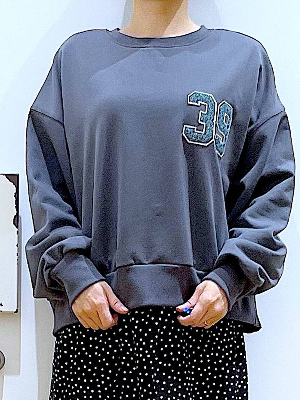 ブラック系のブーツ、その他のショルダーバッグ、グレー系のスウェットを着用したレディースの冬コーディネートの7枚目の写真