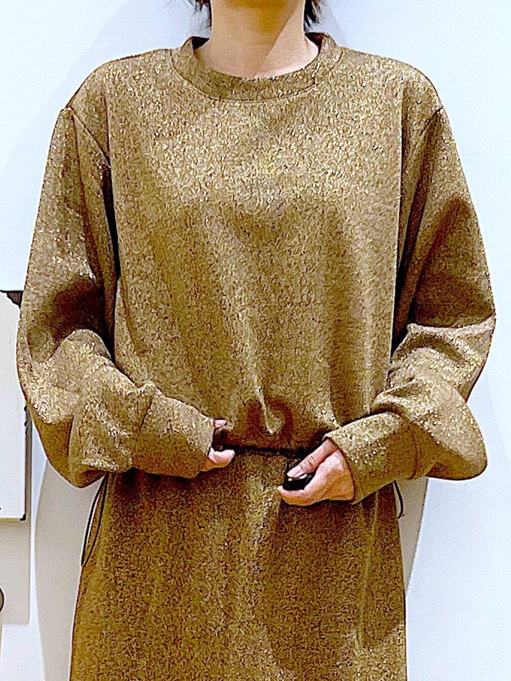 レッド系のショルダーバッグ、ブラック系のブーツ、ブラウン系のスウェットを着用したレディースの冬コーディネートの7枚目の写真