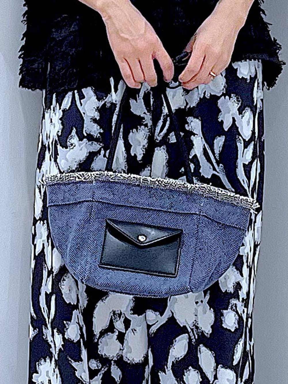 ブルー系のショルダーバッグ、ブラック系のサンダル、ブラック系のその他パンツを着用したレディースの夏コーディネートの9枚目の写真