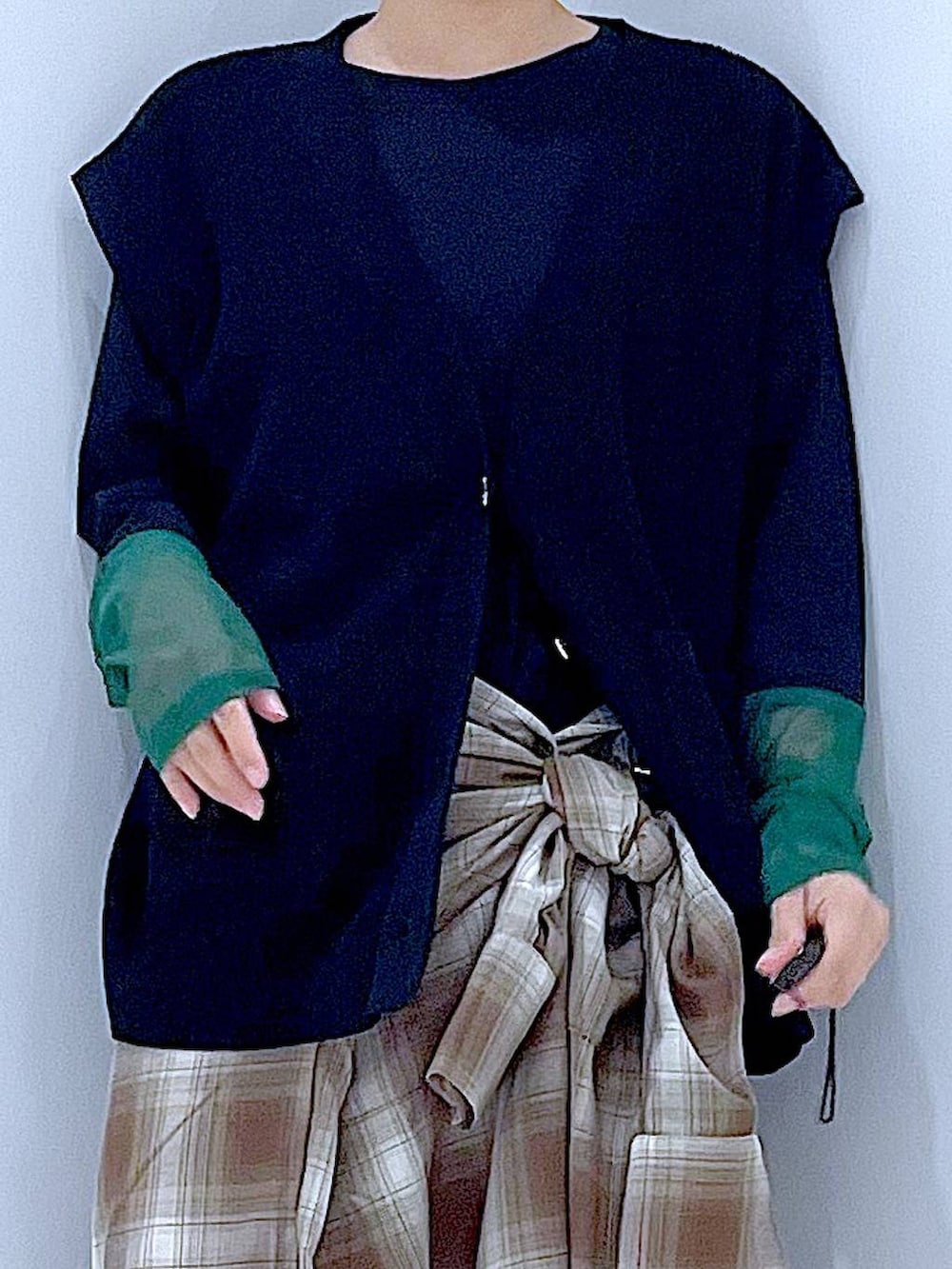 ブラウン系のシャツ/ブラウス、ブラック系のTシャツ/カットソー、ブラック系のハンドバッグを着用したレディースの秋コーディネートの7枚目の写真