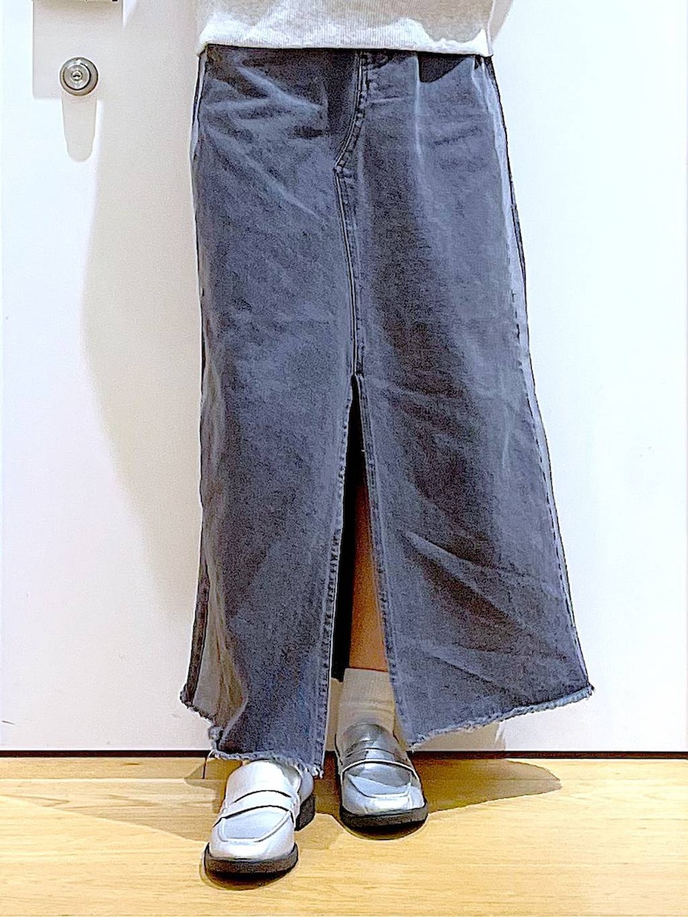 シルバー系のローファー、ブラック系のニット/セーター、ブラック系のショルダーバッグを着用したレディースの冬コーディネートの8枚目の写真