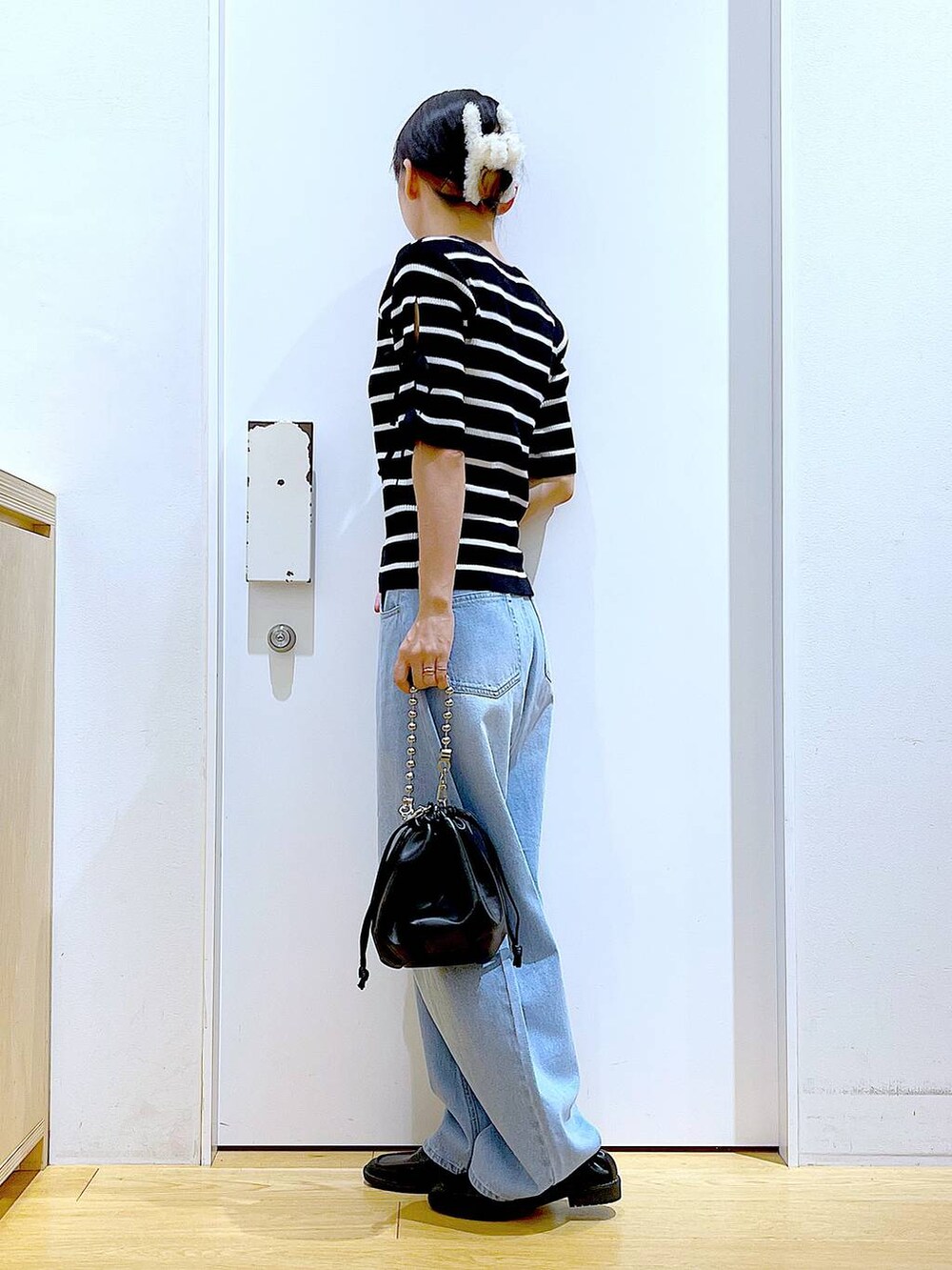 ブラック系のショルダーバッグ、ブラック系のローファー、ブラック系のニット/セーターを着用したレディースの秋コーディネートの3枚目の写真