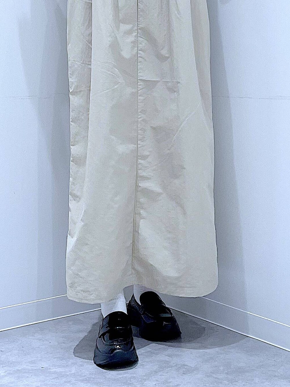 ブラック系のローファー、ブラウン系のショルダーバッグ、グレー系のワンピースを着用したレディースの秋コーディネートの8枚目の写真