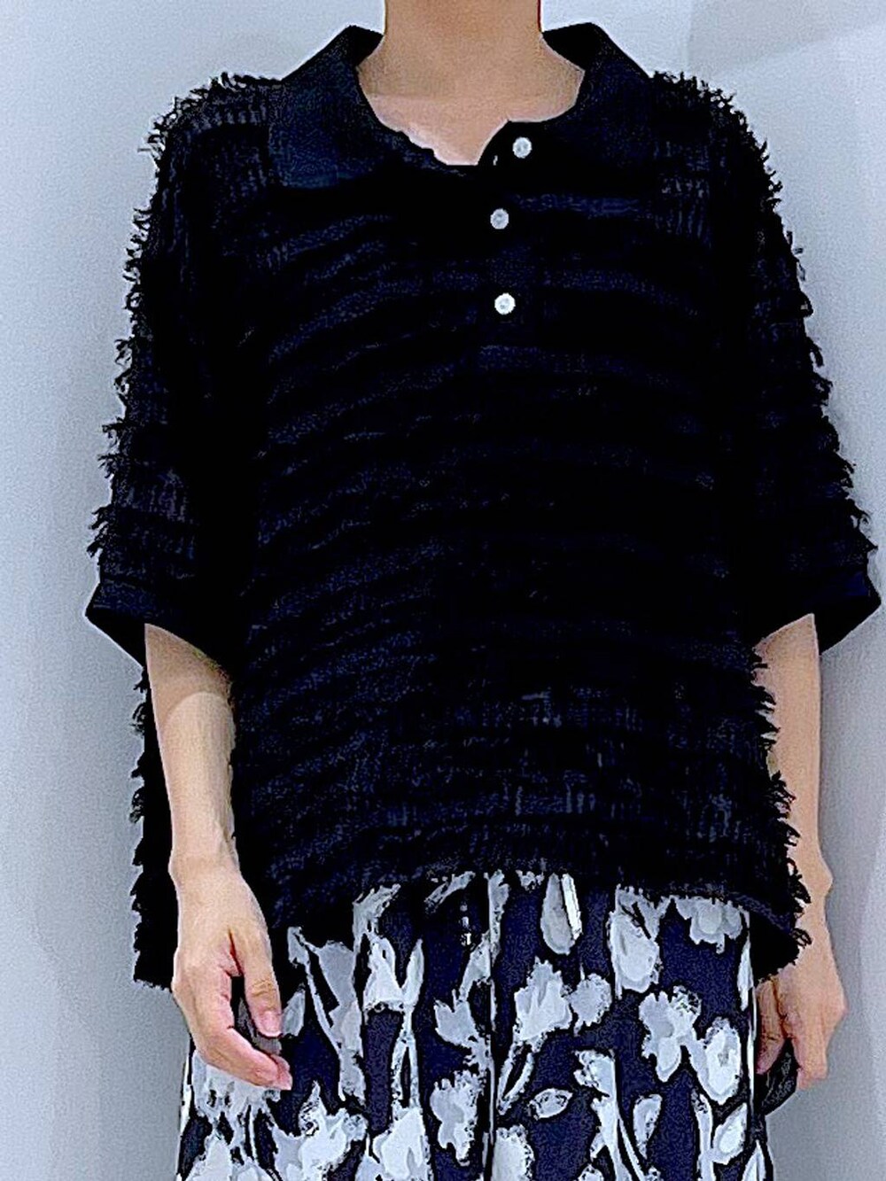 ブルー系のショルダーバッグ、ブラック系のサンダル、ブラック系のその他パンツを着用したレディースの夏コーディネートの7枚目の写真