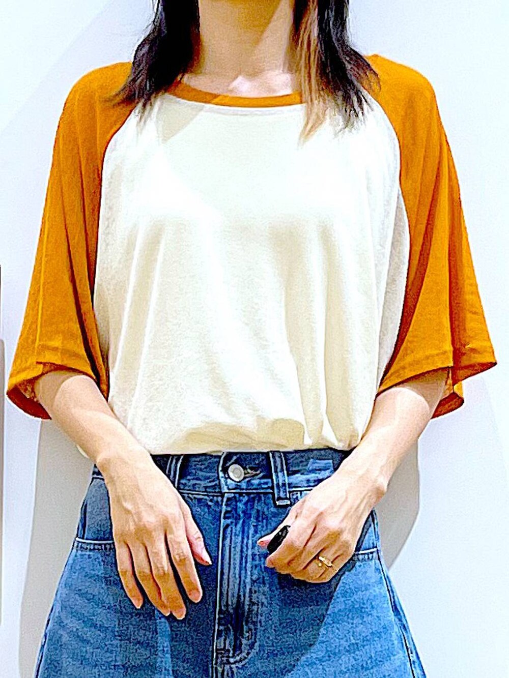 その他のトートバッグ、オレンジ系のTシャツ/カットソー、ブルー系のデニムパンツを着用したレディースの夏コーディネートの7枚目の写真