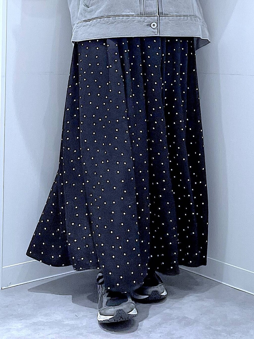 グレー系のデニムジャケット、ホワイト系のショルダーバッグ、グレー系のシュシュを着用したレディースの春コーディネートの8枚目の写真