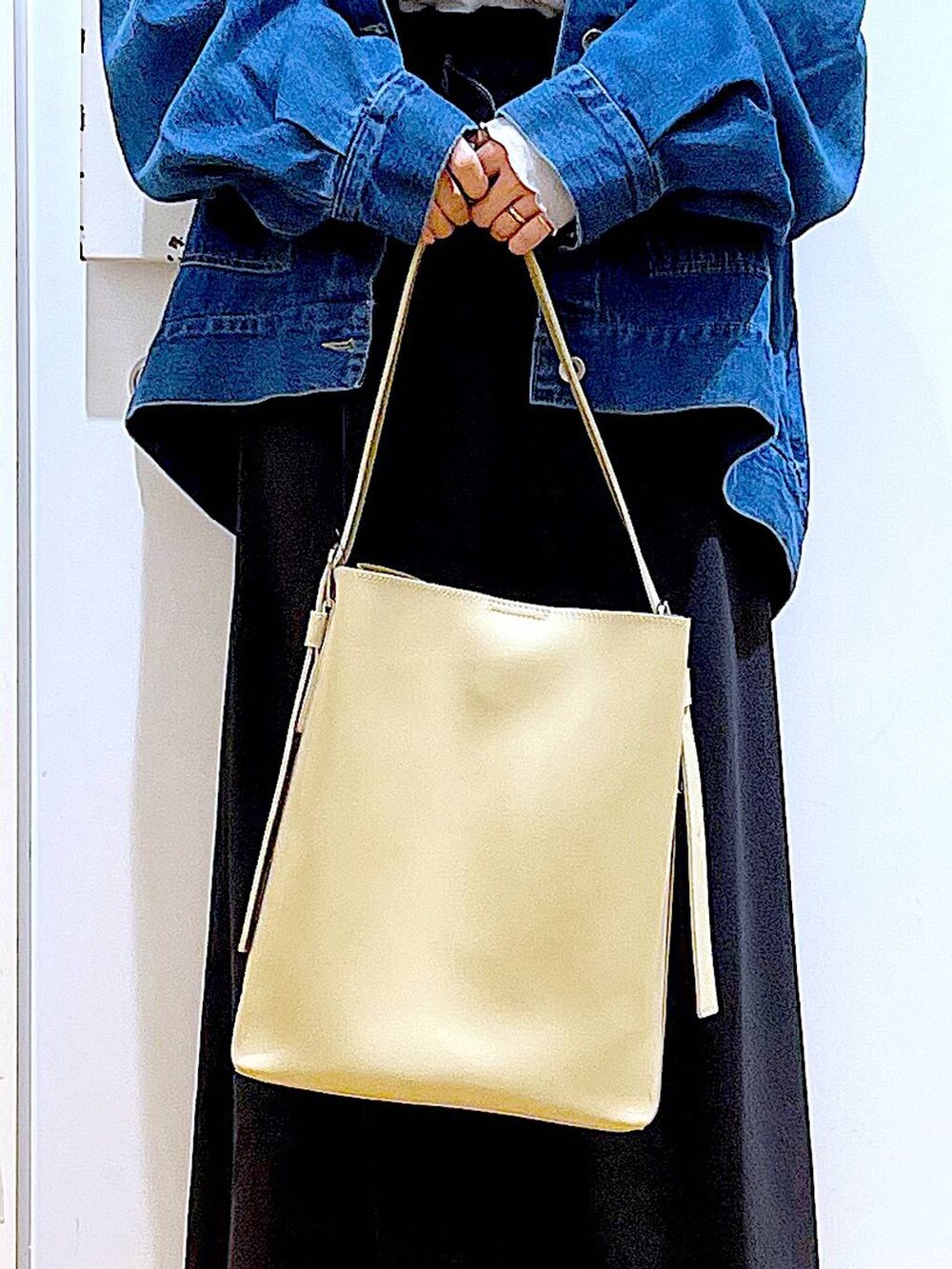 「リラックス、若見え、ゆったり、休日コーデ、骨格ウェーブ、LAKOLE、デニムジャケット、ロンT、スカート、春コーデ、おでかけ、シンプルコーデ、オーバーサイズ、ブーツ、トートバッグ」｜「LAKOLEのニットスニーカーソールブーツ / 140064（ブーツ、ブラック系）」を使った、あおき@LAKOLE海老名さん（レディース・156cm）の冬コーディネートの9枚目の写真