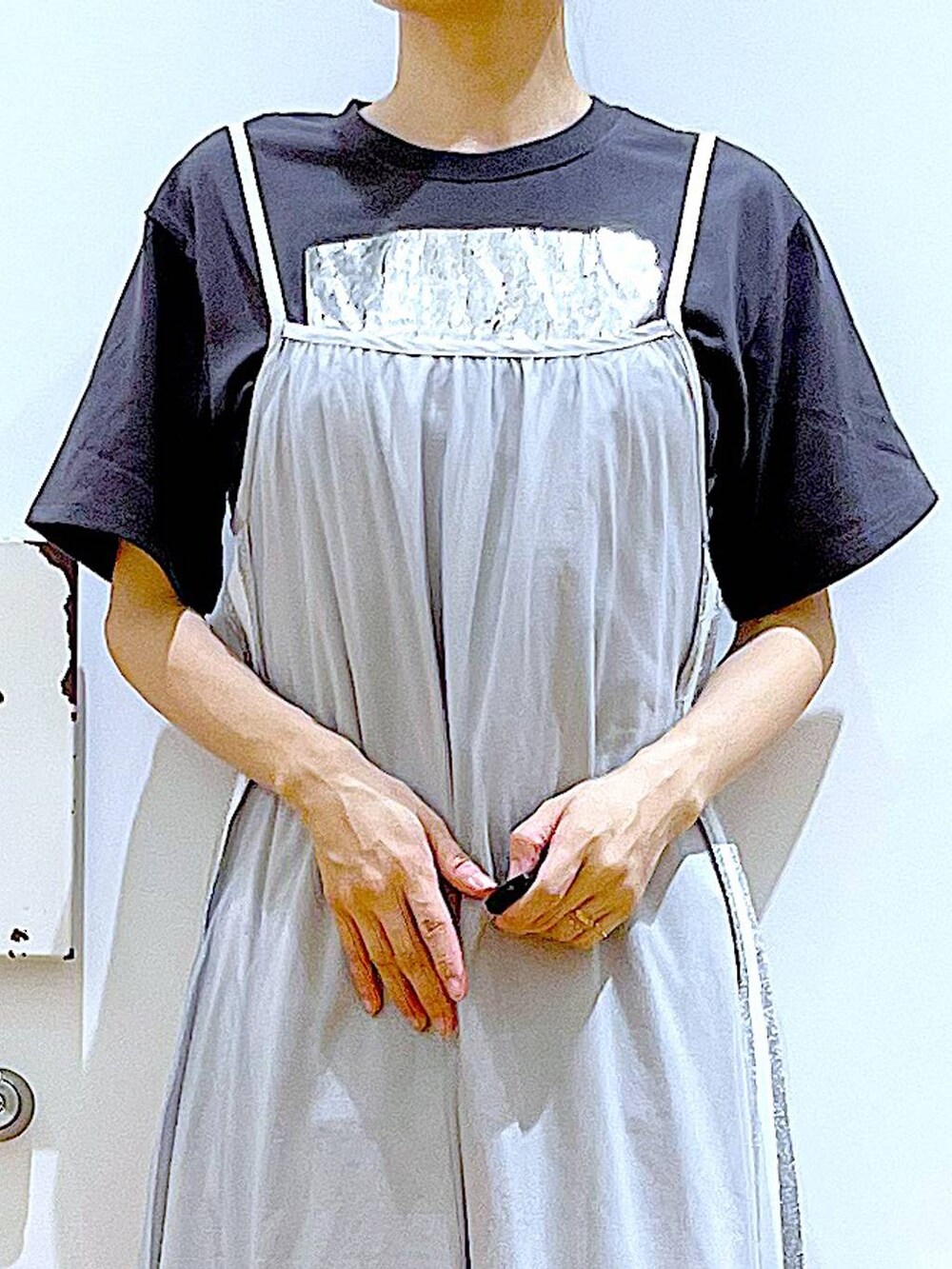 ホワイト系のサンダル、グレー系のTシャツ/カットソー、ホワイト系のショルダーバッグを着用したレディースの夏コーディネートの7枚目の写真