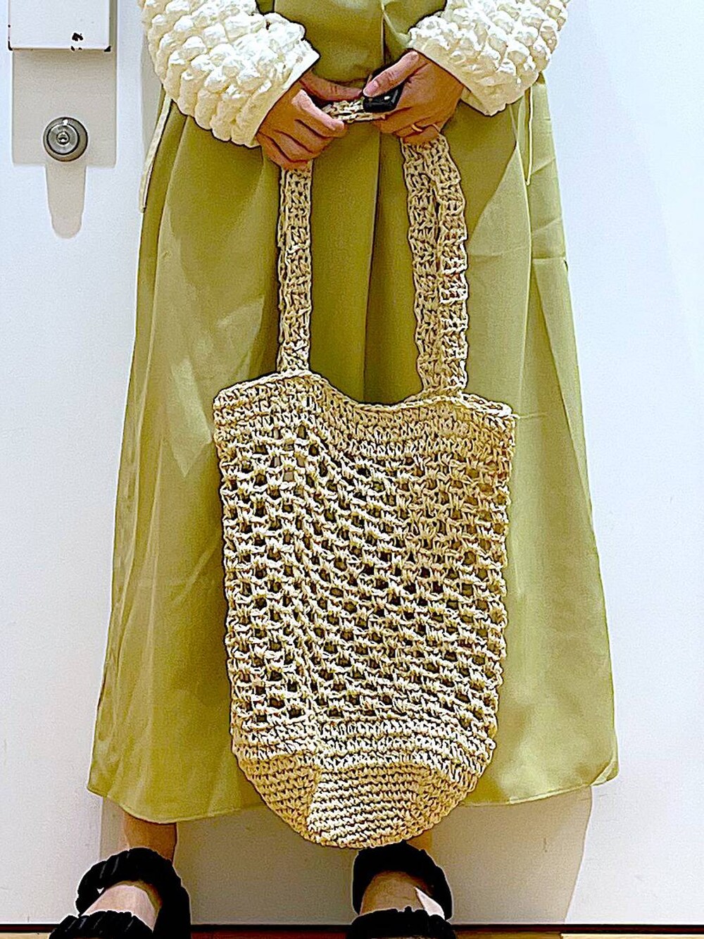 ブラック系のサンダル、ホワイト系のトートバッグ、ベージュ系のカーディガン/ボレロを着用したレディースの夏コーディネートの9枚目の写真