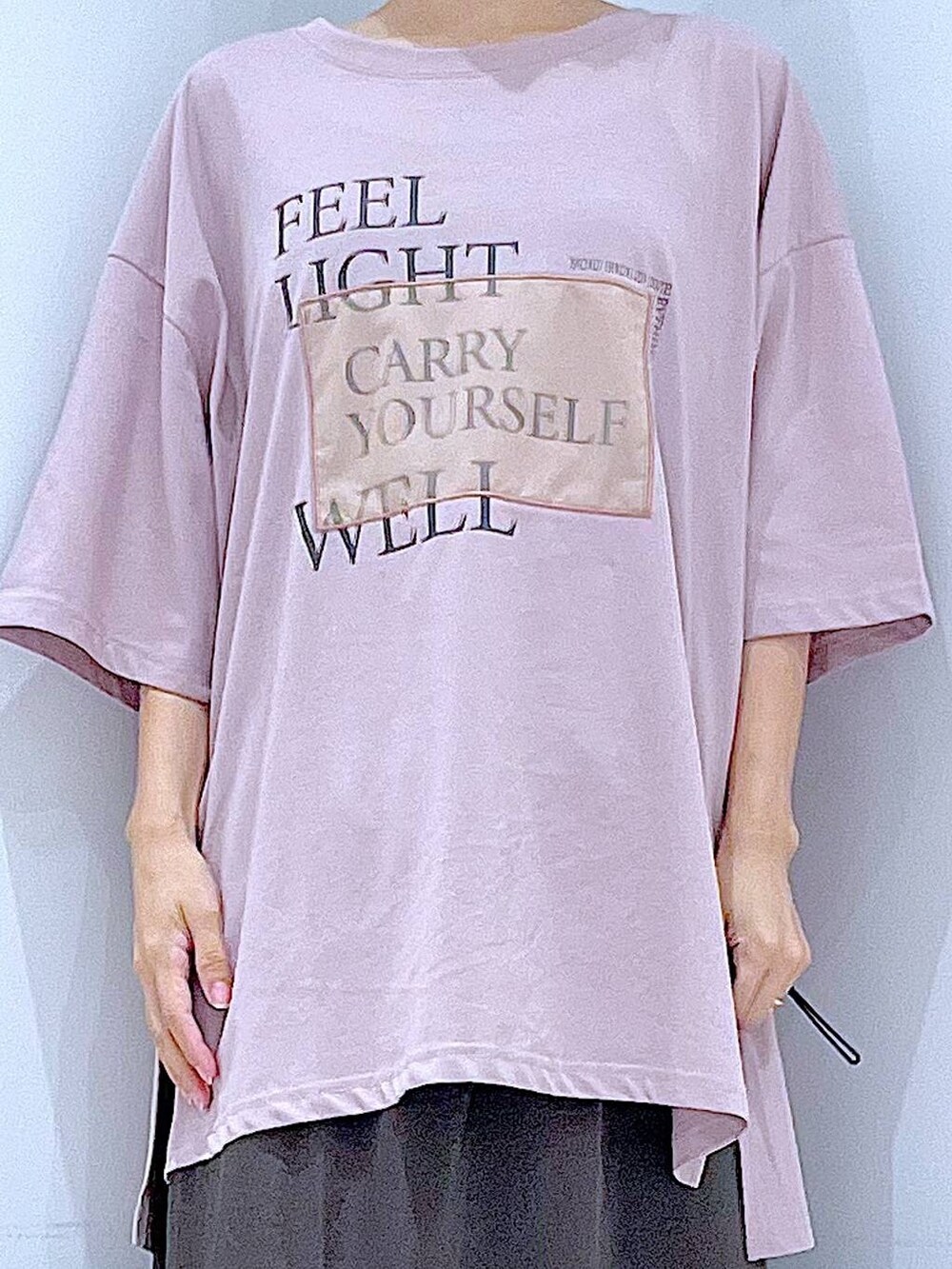 シルバー系のショルダーバッグ、ブラック系のローファー、ピンク系のTシャツ/カットソーを着用したレディースの秋コーディネートの7枚目の写真