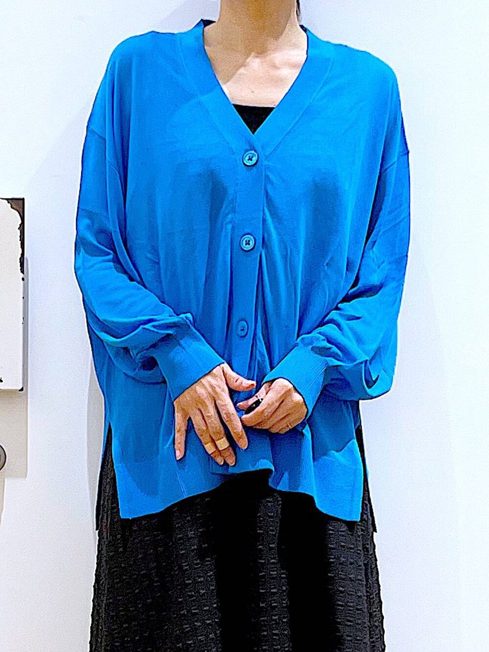 シルバー系のショルダーバッグ、ブラック系のワンピース、ブラック系のパンプスを着用したレディースの春コーディネートの7枚目の写真